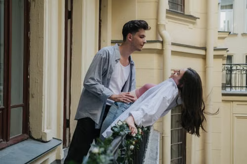 Young couple dancing on a city street, illustrating Colorado's age of consent and ten-year age gap rule